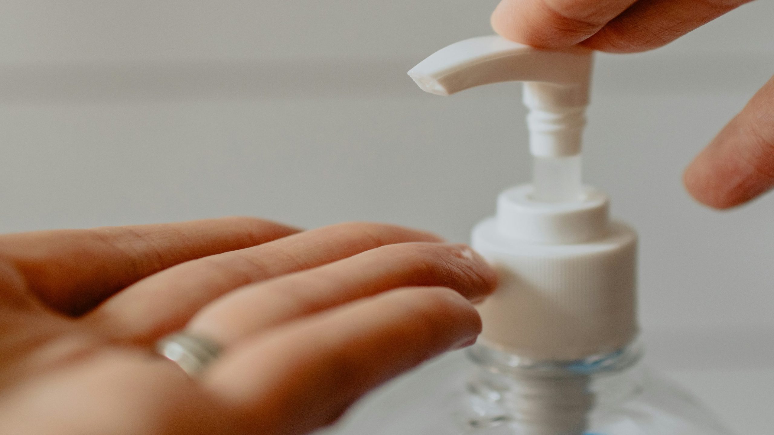 Le 3 regole per custodi e dipendenti nei condomini ai tempi del Coronavirus 2 kelly sikkema WIYtZU3PxsI unsplash edited scaled