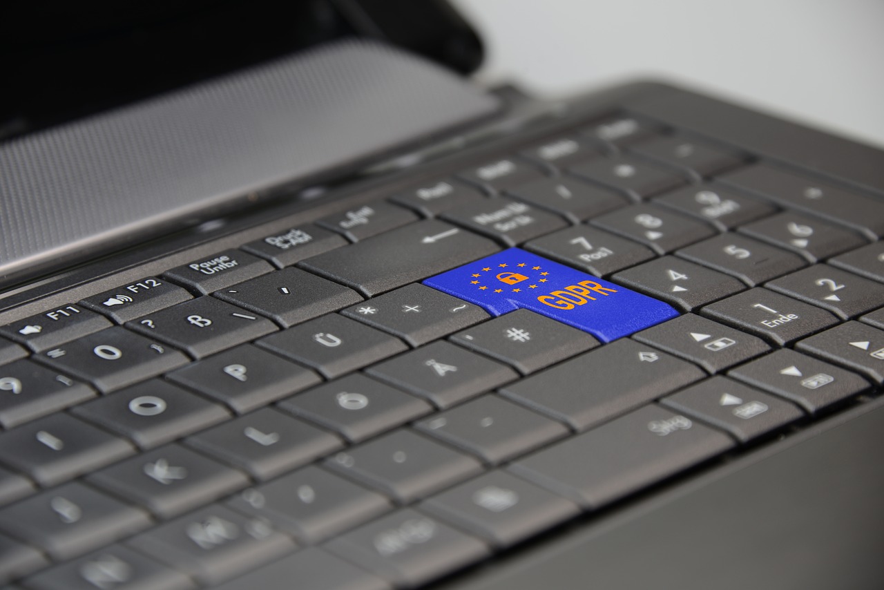 GDPR: la commissione UNI lavora ad una nuova Norma per gli amministratori di condominio 2 laptop gdpr